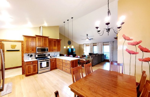 Shirley Casa | ¡3 habitaciones, 2 baños, hogar cerca del puerto deportivo y centro de conferencias Fairfield Bay!