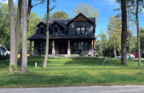 East Troy Casa | Home across the street from Lake Beulah in East Troy, WI. Boat rental available