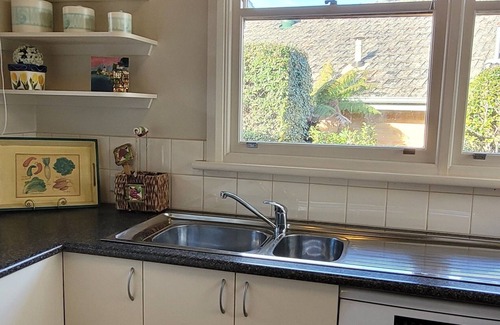 Mount Waverley Casa | Home away from home in tranquil garden setting