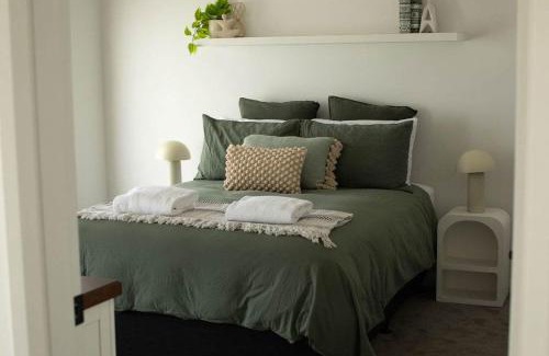 Dubbo Casa | Home Away From Home - Contemporary Sophistication