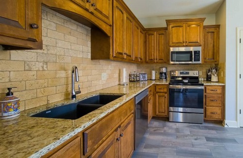 Tracy Casa | Home Away from Home Close to KCI Airport, Weston