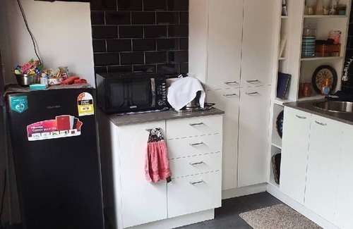 Bathurst Casa | Home Away from Home whole house. On the the Fringe of the CBD