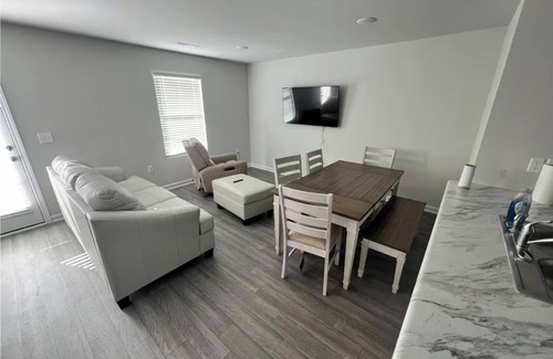 Roxboro Apartamento | Home featuring 3 Rooms 1 Bath Sleeps 6 Guest