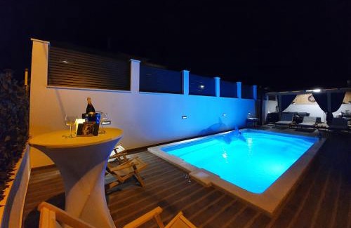 Solin Apartamento | Home LANTERNA - Split, Solin with a heated pool