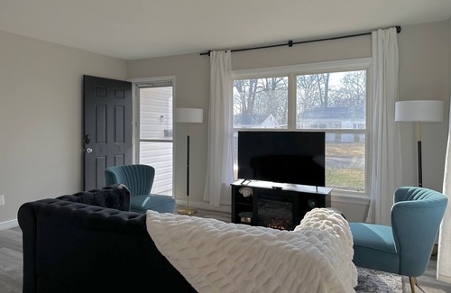 Hazelwood Casa | Home near Airport and Highway!