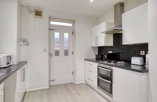Trafford Casa | Home Near Airport/Trafford, Pets/Garden/Parking