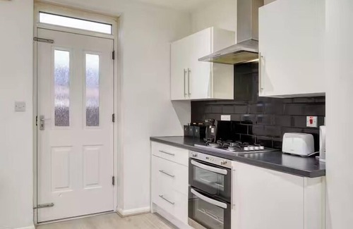 Trafford Casa | Home Near Airport/Trafford, Pets/Garden/Parking