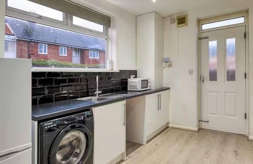 Trafford Casa | Home Near Airport/Trafford, Pets/Garden/Parking