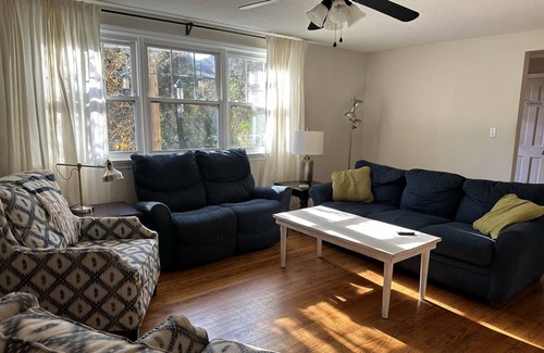 Greensboro Casa | Casa cerca del centro de Greensboro, Coliseo, Centro acuático High Point Furniture Mkt