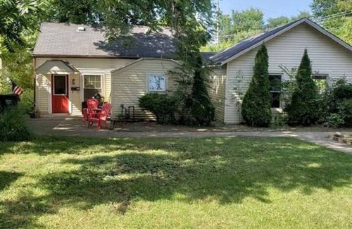 Libertyville Casa | Home w/ Garage in DT Libertyville Near Naval Base!