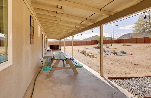 Joshua Tree Cabaña | Home w/ Hot Tub ~ 8 Mi to Joshua Tree Natl Park!