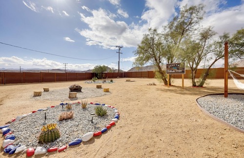 Joshua Tree Cabaña | Home w/ Hot Tub ~ 8 Mi to Joshua Tree Natl Park!