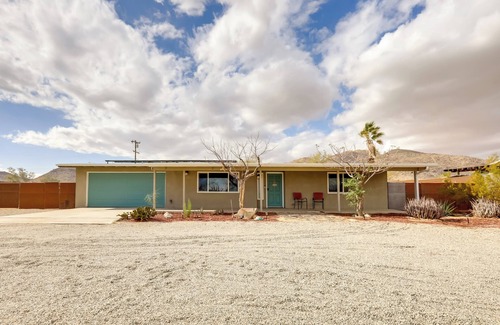 Joshua Tree Cabaña | Home w/ Hot Tub ~ 8 Mi to Joshua Tree Natl Park!