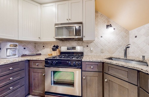 Proctorsville Casa | Home with private apartment, patio, fireplace, on-site pool, gym & tennis access