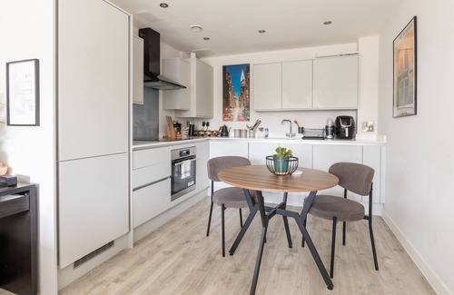 Bristol Floating Harbour Apartamento | Homely 1BD Flat Close to Waterfront, Bristol