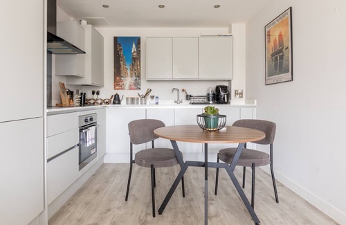 Bristol Floating Harbour Apartamento | Homely 1BD Flat Close to Waterfront, Bristol