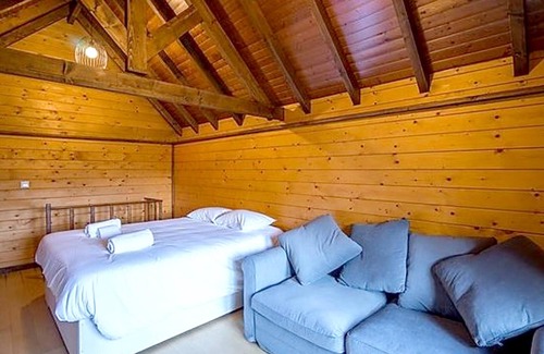 Branca Chalet De Esquí | Homerez - Chalet a la montaña para 2 pers. con piscina compartida y balcón
