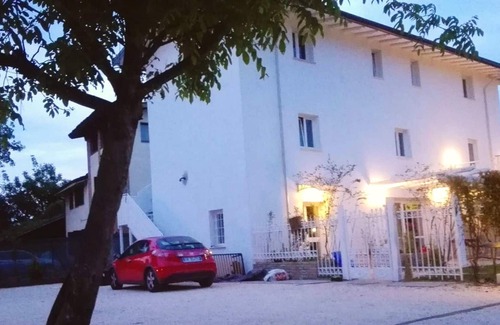 Gragnano Trebbiense Apartamento | Homerez - Amazing studio for 3 ppl. with shared pool and balcony at Gragnano