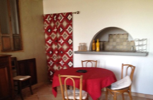 Violes Apartamento | Homerez - Apartamento a 11 km de la playa para 2 pers. con piscina compartida