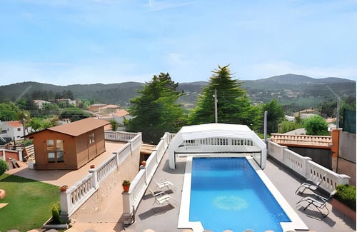 Vidreres Chalet De Esquí | Homerez - Encantador Chalet en Vidreres con Piscina Privada