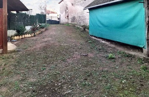 Pousseaux Casa | Homerez - Casa encantadora en Pousseaux con gran jardín
