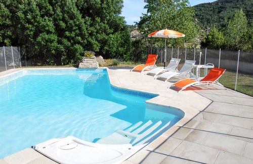 Pompignan Villa | Homerez - Villa Encantadora en Pompignan con Piscina y Jardín