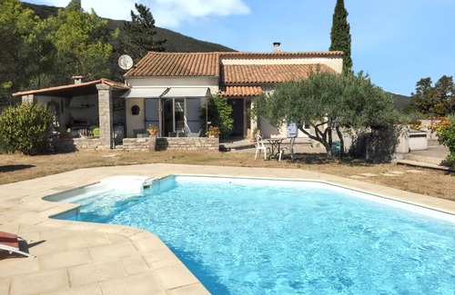 Pompignan Villa | Homerez - Villa Encantadora en Pompignan con Piscina y Jardín
