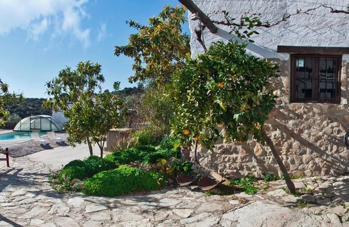 Serval Villa | Homerez - Elegante Villa en Granada con Piscina y Jardín