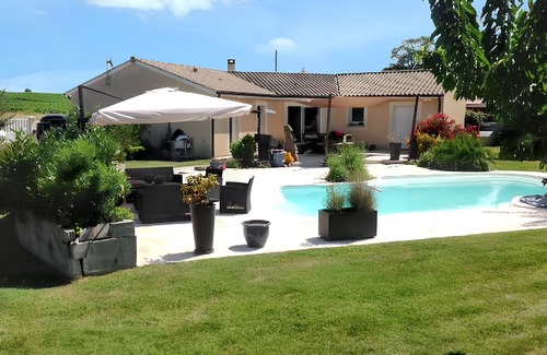 Saint-Martin-Lacaussade Villa | Homerez - Villa piscina Saint-Martin-Lacaussade