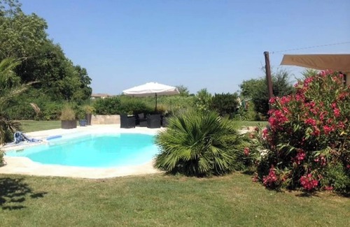 Saint-Martin-Lacaussade Villa | Homerez - Villa piscina Saint-Martin-Lacaussade