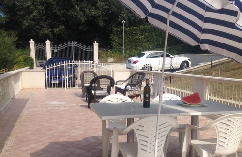Montelabbate Casa | Homerez - Casa para 3 pers. con piscina compartida y jardín en Montelabbate