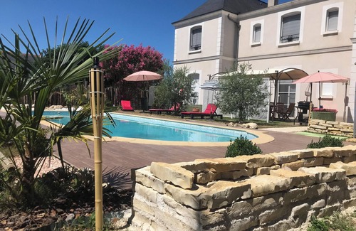 Saint-Cyr-sur-Loire Villa | Homerez - Villa refinada en Saint-Cyr-sur-Loire con piscina privada