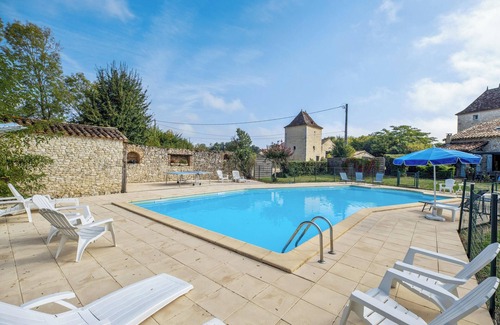 Thenac Casa | Homerez - Casa espaciosa en Thenac con piscina privada