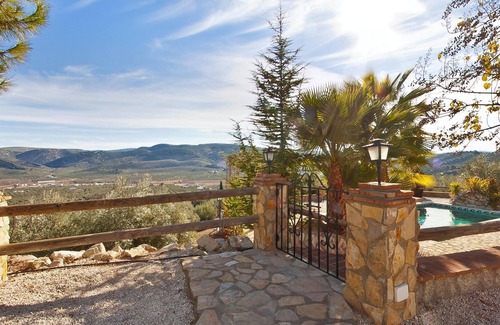 Priego de Córdoba Villa | Homerez - Grande villa para 10 pers. con piscina y jacuzzi en Priego de Córdoba