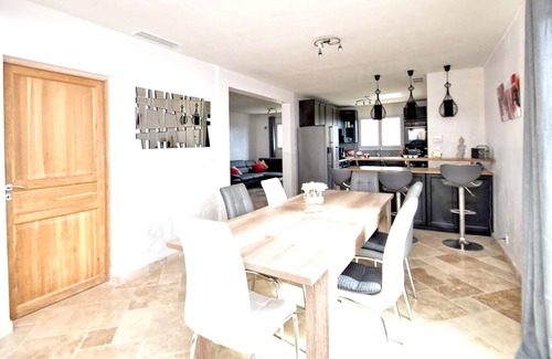 Claviers Villa | Homerez - Espaciosa villa para 6 pers. con piscina, jardín y terraza en Claviers