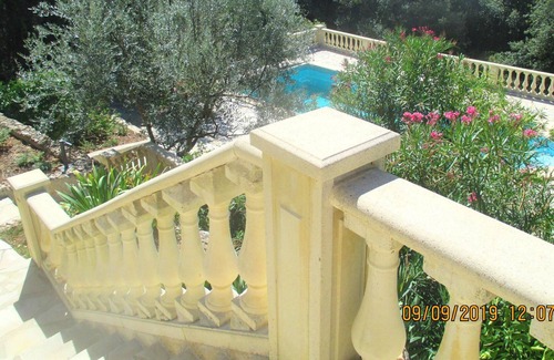 Claviers Villa | Homerez - Espaciosa villa para 6 pers. con piscina, jardín y terraza en Claviers