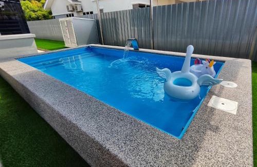 Temerloh Casa | Homestay Temerloh with Private Pool Near Hospital 4 Bedroom 4 Aircond 10pax Free Wi-Fi Netflix