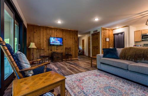 Helmsburg Casa | Homestead Cabin