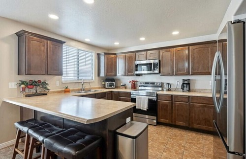 Clearfield Casa | Homestead Haven | Sleeps 14 | 2 Car Garage