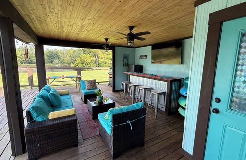 Gulfport Casa | Hometown Hideaway: A Lake House with Pool - minutes to MS Gulf Coast Beaches