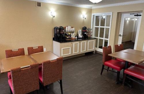 Southfield Hotel | HomeTowne Studios by Red Roof Southfield