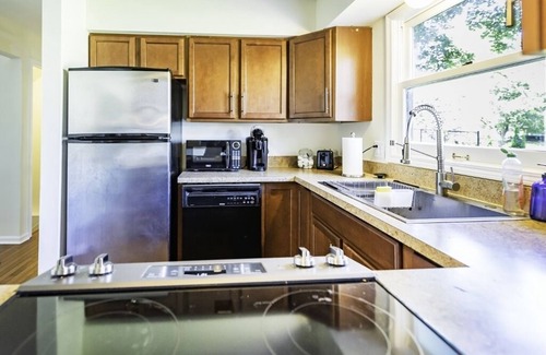 Dicken Casa | Homey 3BR/2.5BA Townhouse, Walk to Big House!