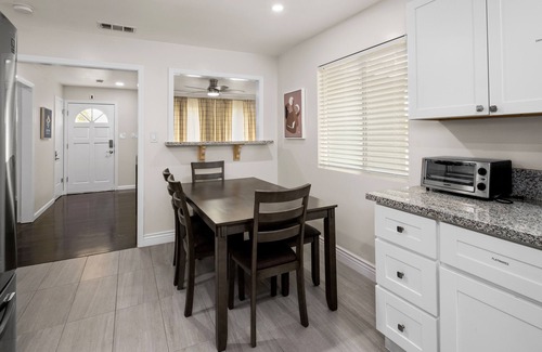 Fresno Casa | Homey, Clean & Convenient for Vacation or Business