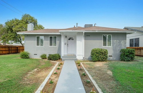 Fresno Casa | Homey, Clean & Convenient for Vacation or Business