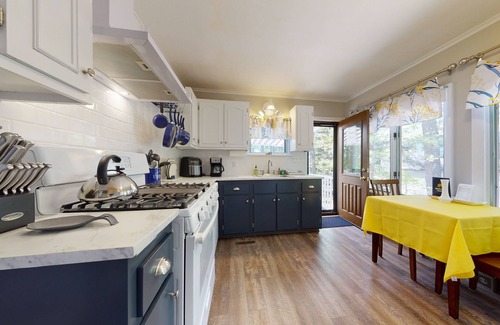 The Bays Casa | Homey lakeside property w/ one house, two cottages, mtn. views, & private beach