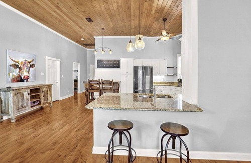Hondo Casa | Hondo Haus | 2 King Suites Dog-Friendly Fenced Yard