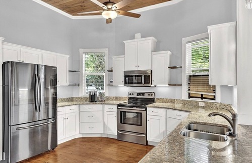 Hondo Casa | Hondo Haus | 2 King Suites Dog-Friendly Fenced Yard