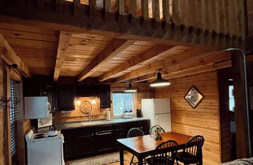 De Soto Casa | Honey Bear Acres / HOT TUB / Sleeps 4