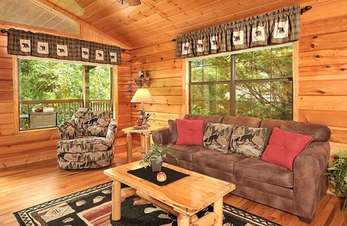 Sevierville Complejo | Honey Bear Den is a warm and cozy one-bedroom cabin in Hidden Springs Resort.