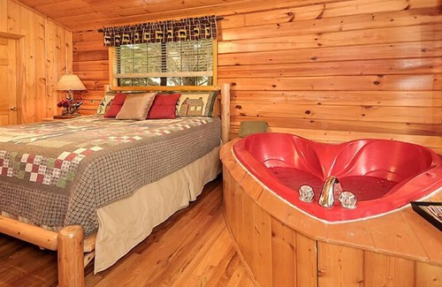 Sevierville Complejo | Honey Bear Den is a warm and cozy one-bedroom cabin in Hidden Springs Resort.